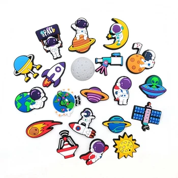 20Pcs карикатура астронавти тема обувки талисмани пакети декорация комплект за деца възрастни дупка обувки пространство планета сандали сладък аксесоари