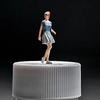 1/64 миниатюрни фигура синя пола момиче ръчно рисувани куклена къща декор модел строителни комплекти за улица микро пейзаж DIY проекти