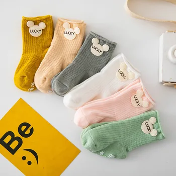 1 чифт бебешки чорап корейски простота плътен цвят писмо R къс чорап за малко дете момче момиче пролет есен памук чорап за деца