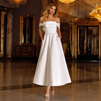 Къса сватбена рокля Бял сатен от рамото А линия рокли за жени 2023 Колан с мъниста прост булчински с джоб