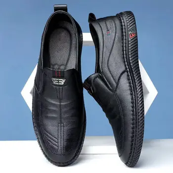 Бизнес кожени мъжки обувки Лято приплъзване на мокасини Дишащи мъже Ежедневни кожени меки обувки Черни плоски обувки за шофиране Мокасини