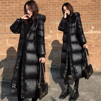 2023 Черно гланцово палто от парка Дамска мода Сгъстете зимата с качулка Свободно дълго яке Женско ветроупорно дъждоустойчиво топло облекло N43
