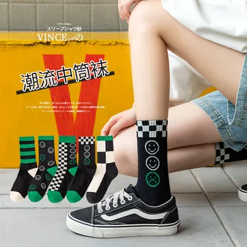 2 двойки мода есен и зима памук дамски чорапи черно бяло шахматна дъска сладък усмивка лицето корейски harajuku спортни чорапи